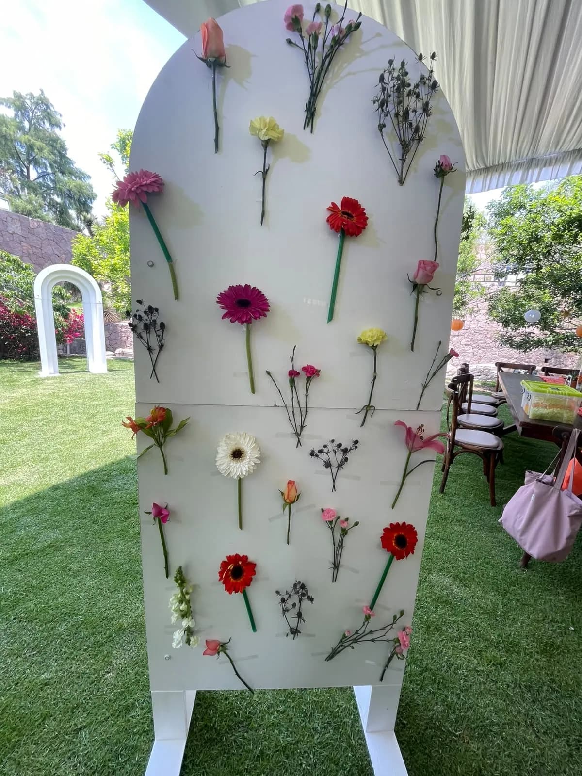 Muro de flores naturales en un jardín