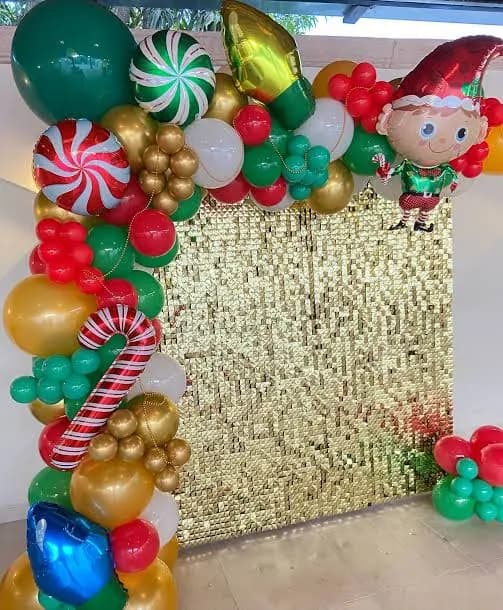 Escenario navideño de globos con muro dorado